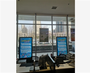 亳州農(nóng)商行采購兩臺65寸立式廣告機(jī)